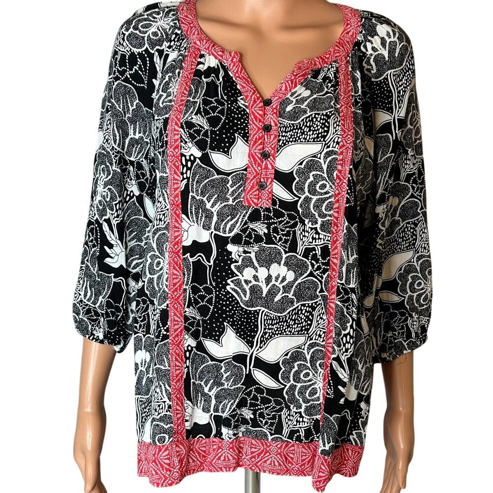Westbound Petite Large Black & white floral w/vibrant red trim top